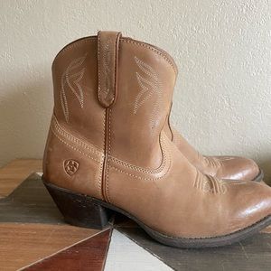 Ariat woman boot, like new!